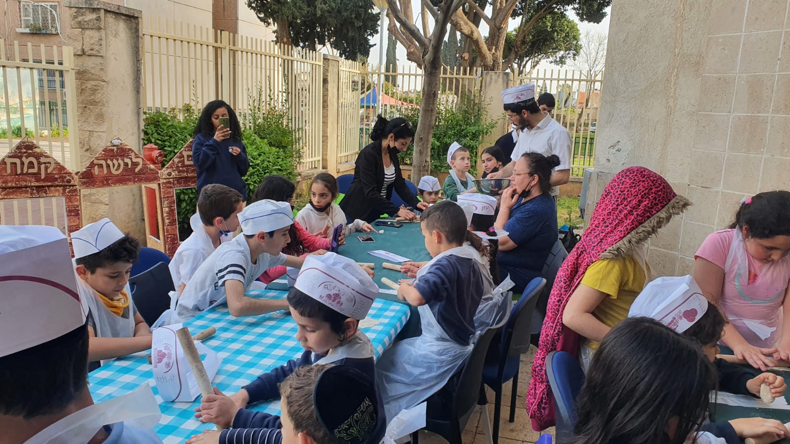 סדנת אפיית מצות וסיפור יציאת מצרים בשכונות בעכו